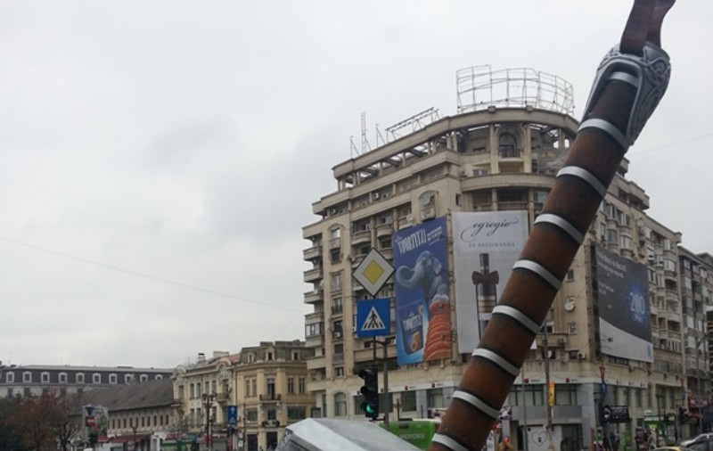Un CIOCAN URIAŞ, în Piaţa Unirii din Capitală!