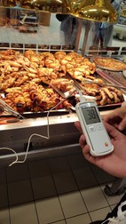 Mâncarea gătită era vândută la temperaturi mai mici de 60 de grade