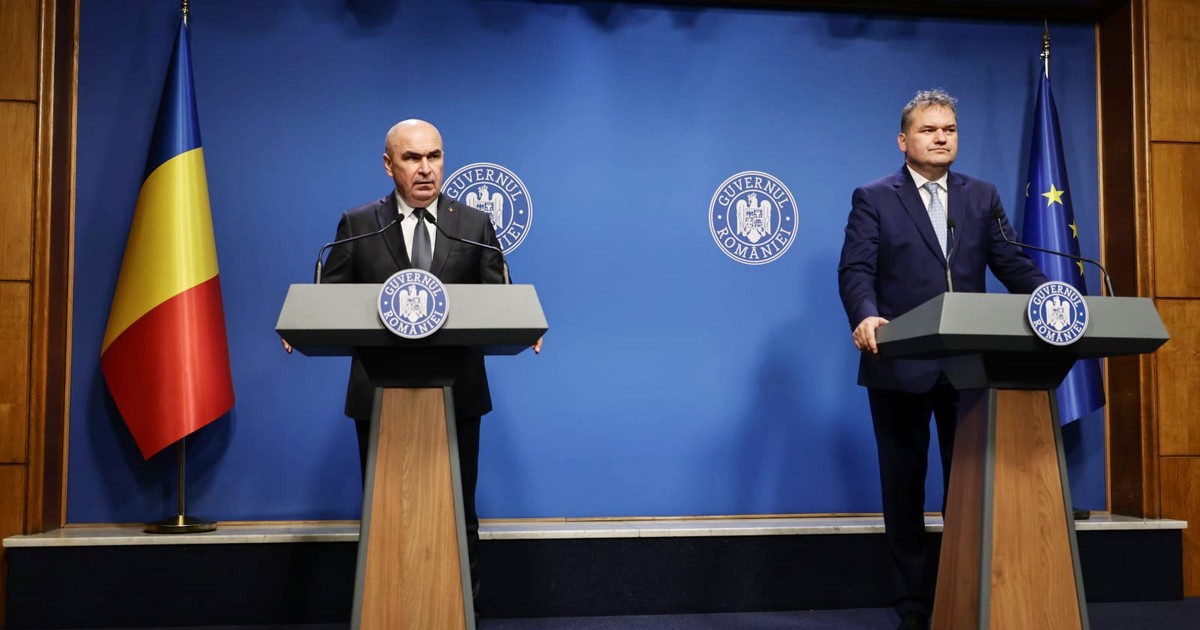 Premierul Ilie Bolojan și ministrul Dezvoltării, Cseke Attila, la conferința de presă de vineri, 18 iulie