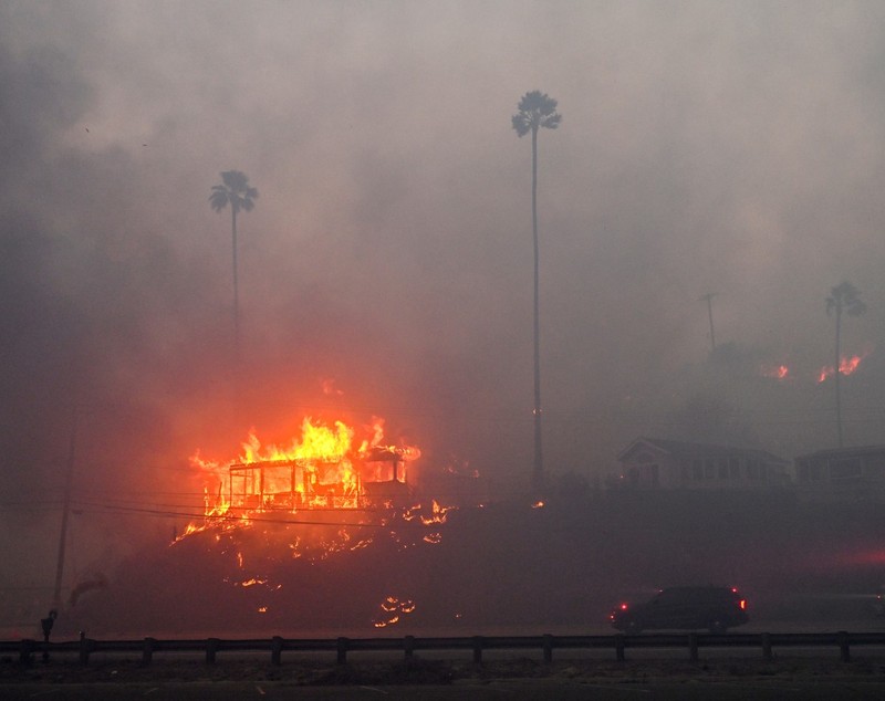 Arde celebrul cartier Pacific Palisades, în care locuiesc Ben Affleck și Kamala Harris. Zeci de mii de oameni fug de flăcări 