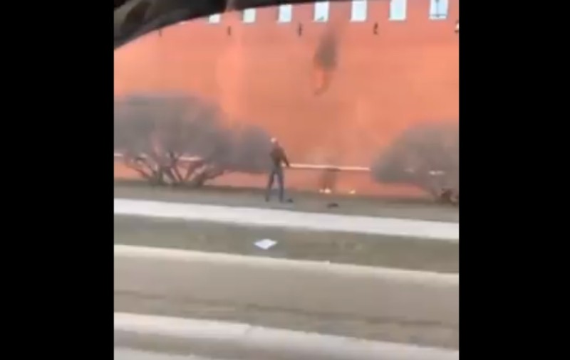 VIDEO. Momentul în care un bărbat aruncă cu cocktailuri Molotov în zidurile Kremlinului