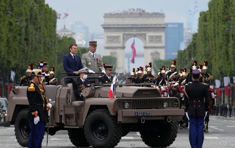 Franța și-a sărbătorit ziua națională cu tradiționala paradă militară, după un an de pauză