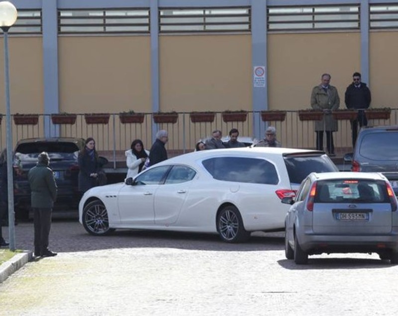Momente emoționante la înmormântarea lui Davide Astori. 10.000 de oameni, la funeralii. Soției Francesca i s-a făcut rău! Tătărușanu și Ianis Hagi, în Piața Santa Croce | FOTO&VIDEO