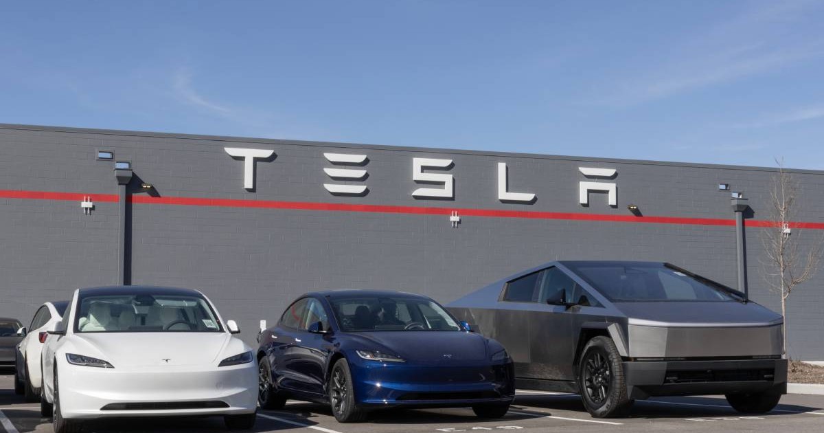 Centrul de service pentru vehicule electrice Tesla EV Modelele Tesla includ Cybertruck, Model 3, Model Y, Model X și Model S.