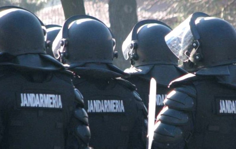Jandarm agresat în județul Argeș, în timpul unor descinderi la o grupare de skimmeri