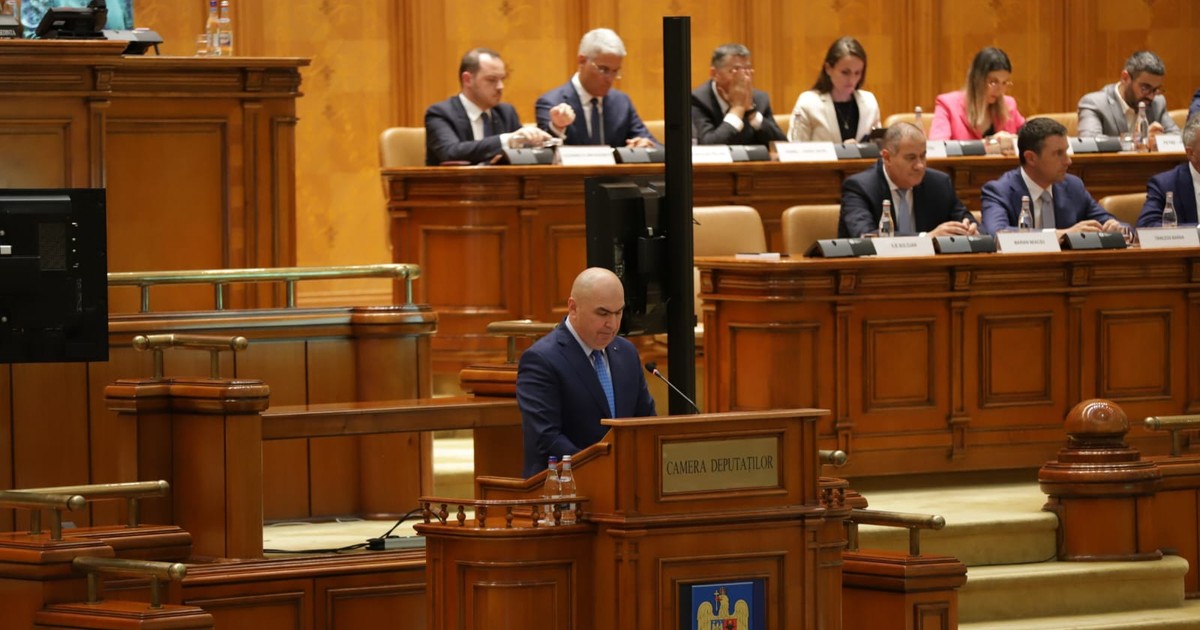 Premierul Ilie Bolojan în fața Parlamentului.Foto Dumitru Angelescu