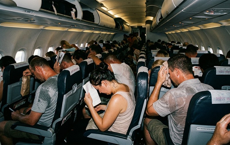 Panică în avion, într-o cursă spre Antalya, temperatură de aproape 60°C: „Era un cuptor. Disconfort, leșinuri! Am sunat la poliție, să vină să ne deschidă ușile”
