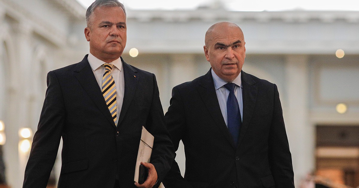 Adrian Veștea și Ilie Bolojan merg umăr lîngă umăr.