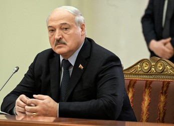 Lukașenko, cu inelul de la Putin pe inelarul mâinii stângi | Foto: Profimedia