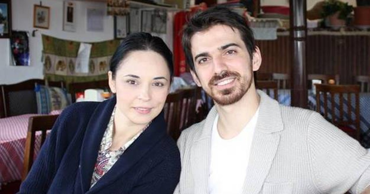 Andreea Marin și Tuncay Ozturk, în vremurile bune, îmbrățișați pe o canapea