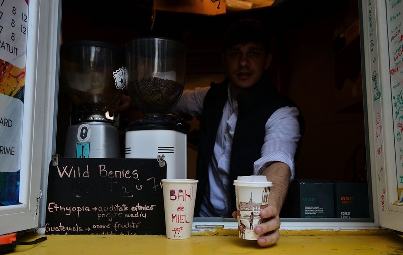 Cum am trecut de la nechezolul ceaușist și lactobaruri la cafenelele și ceainăriile de astăzi