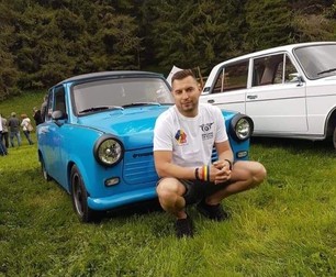 Cornel Vereștiuc și mașina în care a murit. Foto: Facebook