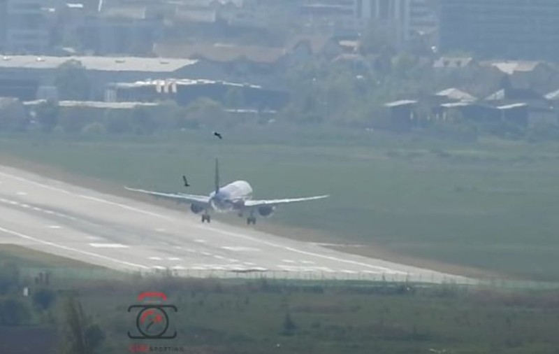 Momentul în care un avion este zguduit puternic la aterizarea pe aeroportul din Cluj, din cauza vântului: „Pilotul a fost grozav”