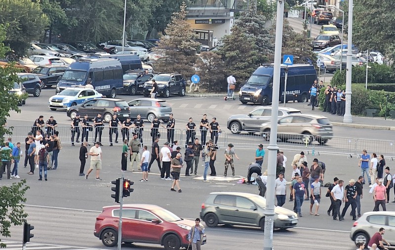 O jandarmeriță a fost lovită în cap cu o talangă la protestul ciobanilor din fața Guvernului. Agresorul, băgat cu forța în dubă
