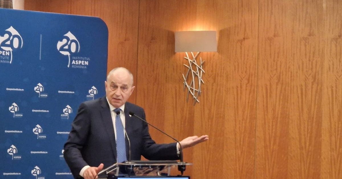 Mircea Geoana la prezidiu vorbind la Aspen