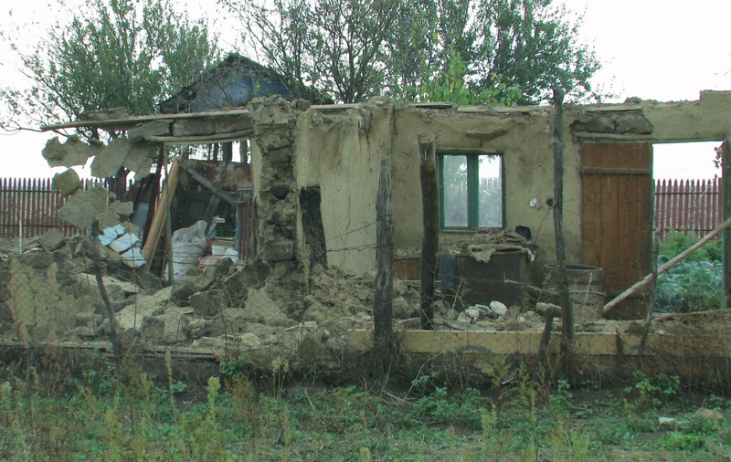 Un tânăr a murit strivit de un zid de chirpici. Si-a salvat nepotica cu preţul vieţii