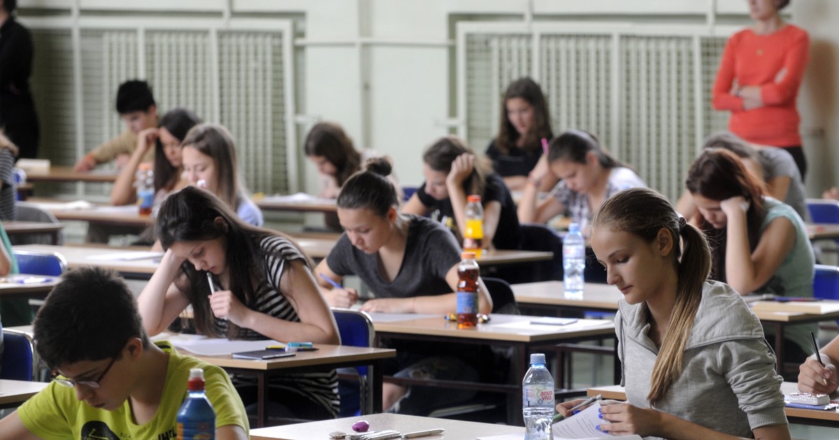elevi care dau un examen