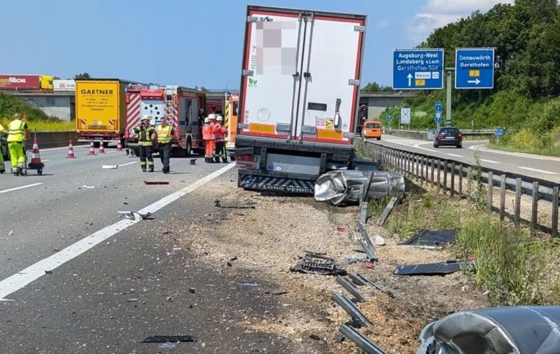 Un român a intrat cu TIR-ul în duba unor turci care schimbau o roată pe marginea unei autostrăzi, în Germania