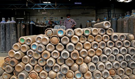 Tuburi de oxigen trimise de spitale din Bangalore la fabrică pentru a fi umplute din nou | Foto: EPA
