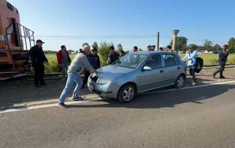 Călătorii au luat pe sus și au mutat o mașină care bloca un tren la intrarea în Rădăuți