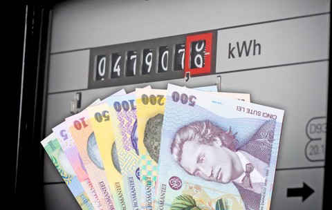 Un contor de energie pe care sunt suprapuse niște bancnote românești. Foto: Arhivă Libertatea