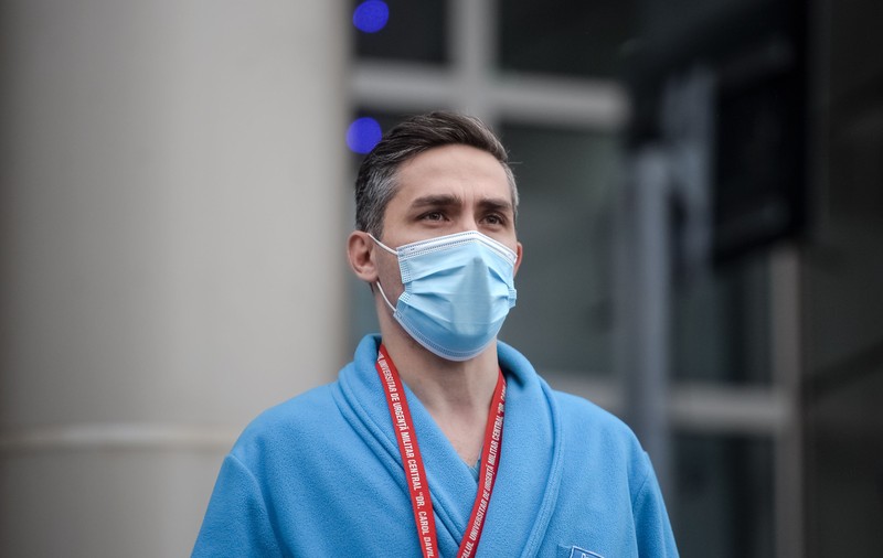 Aproape 500.000 de români din etapa a treia sunt deja înscriși pe platforma de vaccinare. Dr. Gheorghiță explică cum pot să-și ia loc de luni, fără listă de așteptare