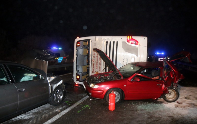 Accident grav în Ungaria, cu trei morți și 31 de răniți. Au fost implicate mașini din România | FOTO