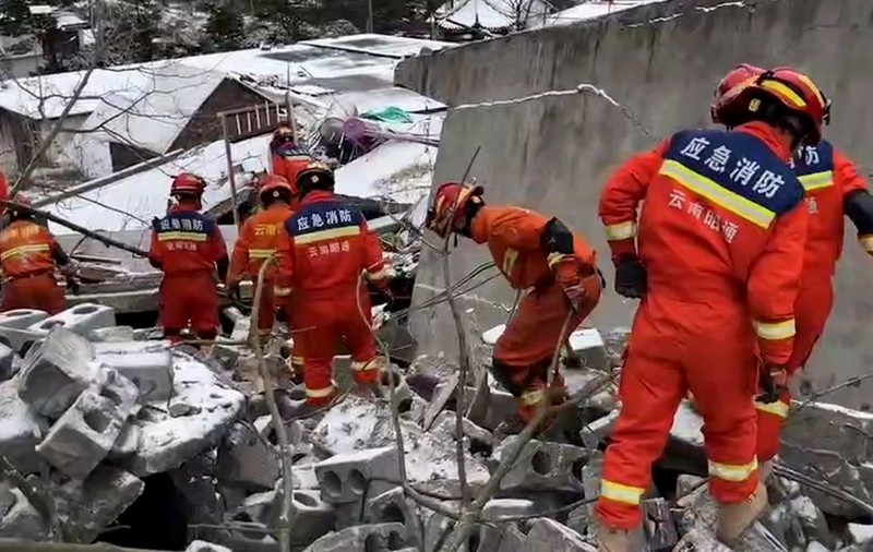 Peste 40 de persoane au fost îngropate după o alunecare de teren în China