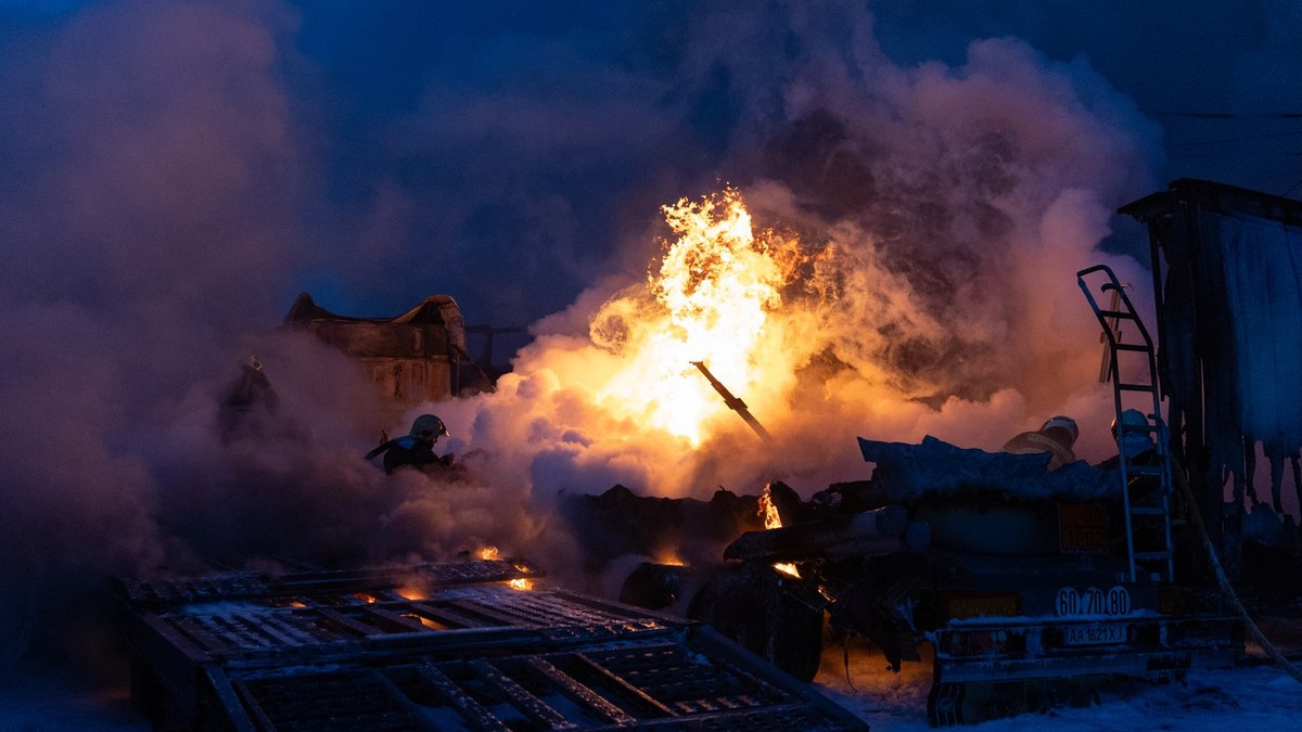 Kiev - incendiu la locul unui atac aerian Foto: Profimedia