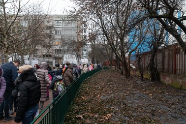 Copiii așteaptă să intre la ore, luni dimineață