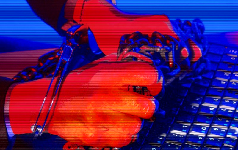 Patru milioane de calculatoare, "atinse" de un virus, 14 milioane de dolari, câştiguri din fraude pe net. Află cine este în spatele megaescrocheriei!