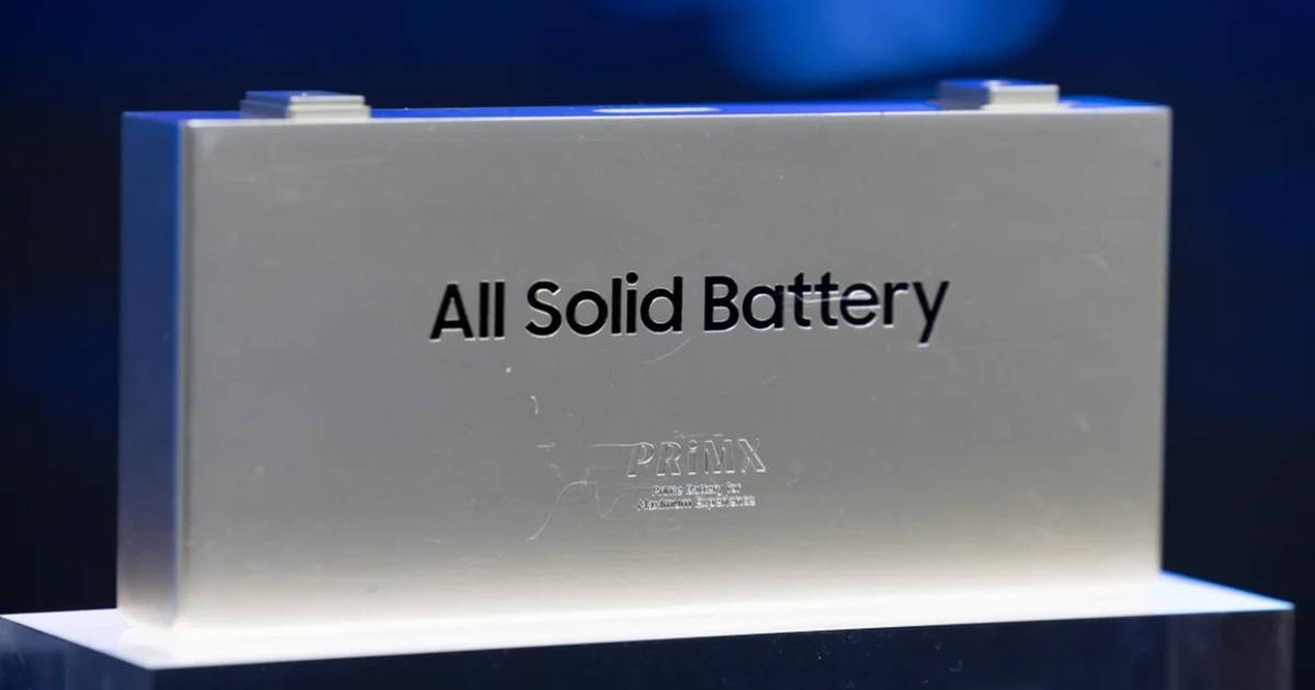 O baterie solid-state pe care scrie „All Solid Battery”, de culoare argintie.
