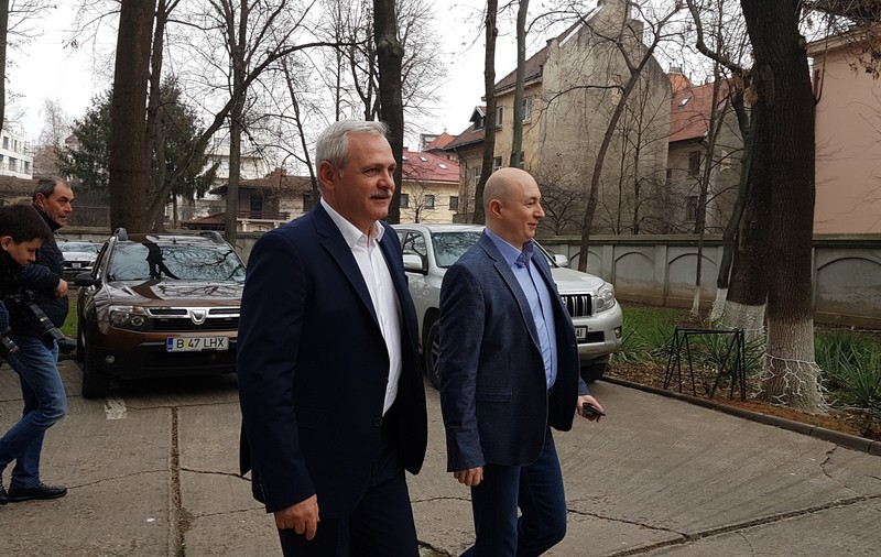 VIDEO. Liviu Dragnea, huiduit de un protestatar la sediul central al partidului: ”Infractorule! La puşcărie!”