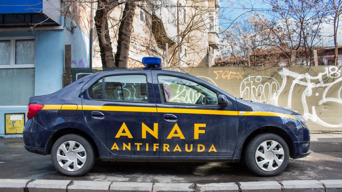 O mașină albastră a ANAF să parcată pe un trotuar din București