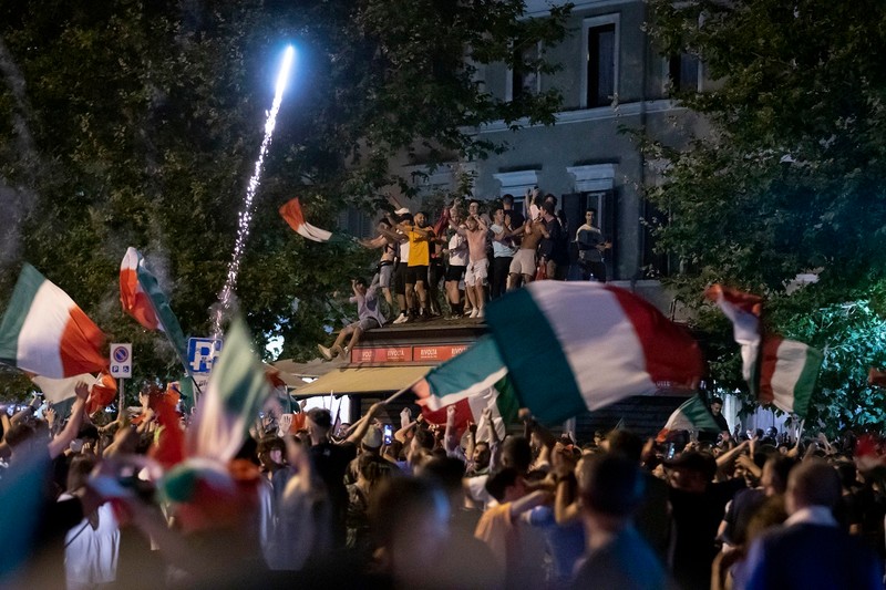 La Roma, suporterii s-au urcat pe acoperișurile micilor baruri, fericirea fanilor a fost fără margini. Foto: EPA-EFE/MASSIMO PERCOSSI
