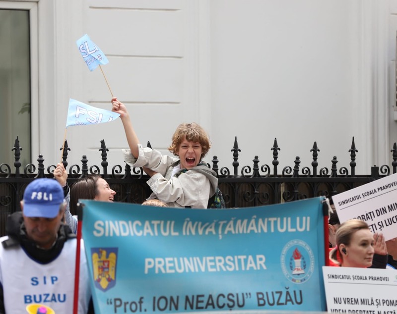 Ministrul Educației, Mihai Dimian, a coborât în mijlocul sindicaliștilor care-i scandau sub geam. „Mă bucur să-mi văd colegii. Nu trăim o situație normală”, spunea oficialul cu o zi înainte de proteste