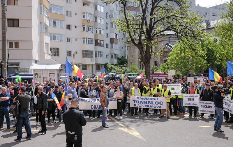 Protest STB, în București: „Ați distrus familiile noastre pentru interesele voastre”. George Simion, președintele AUR, prezent la miting