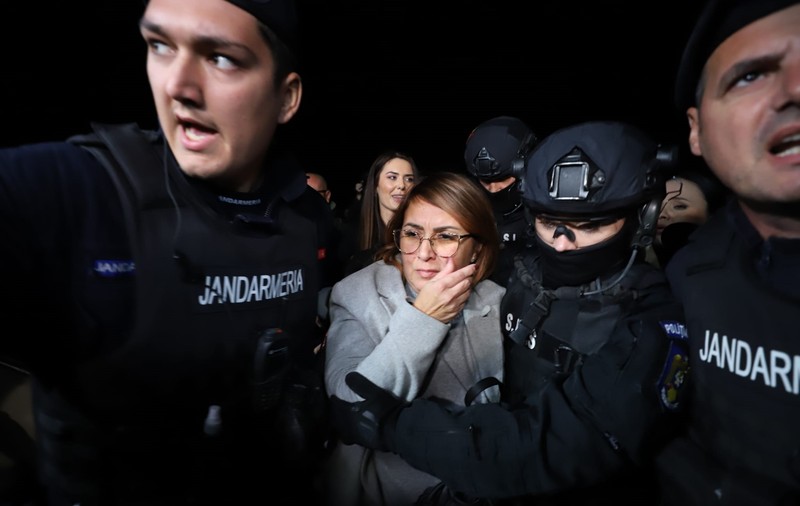 Fiica afaceristului ucis în atentatul cu bombă de la Arad, adusă la Parchet. Laura Crișan a fost reținută, alături de doi inculpați