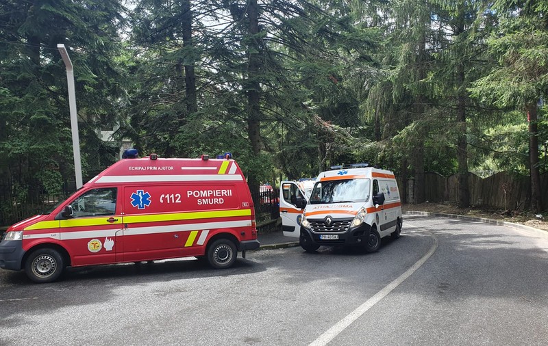Mai mulți elevi și un adult, turiști în Sinaia, luați de la cazare cu ambulanțele, după ce au mâncat la un fast-food