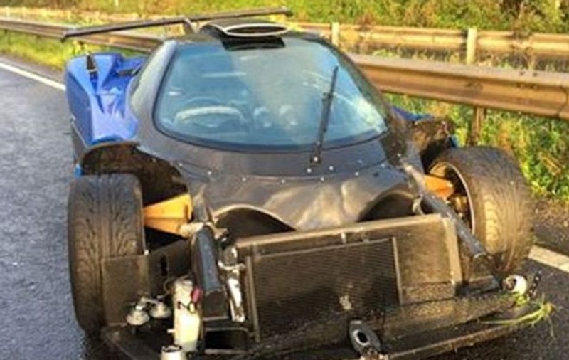 FOTO| Mașina de 1,5 milioane de lire, distrusă într-un accident stupid