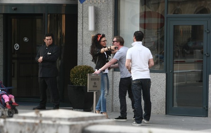 DJ Wanda a ieşit din Hilton la braţ cu doi francezi! FOTO