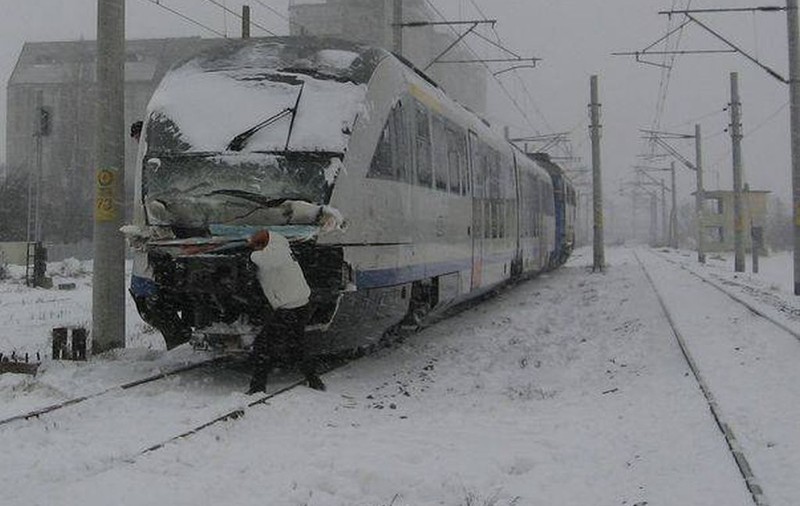 Accident grav în județul Cluj! Locomotiva unui tren de călători a deraiat după ce a lovit o cireadă de vite
