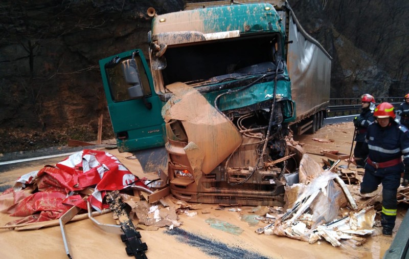 Accident grav cu două TIR-uri, în Vâlcea. Remorca unui autotren a derapat pe contrasens