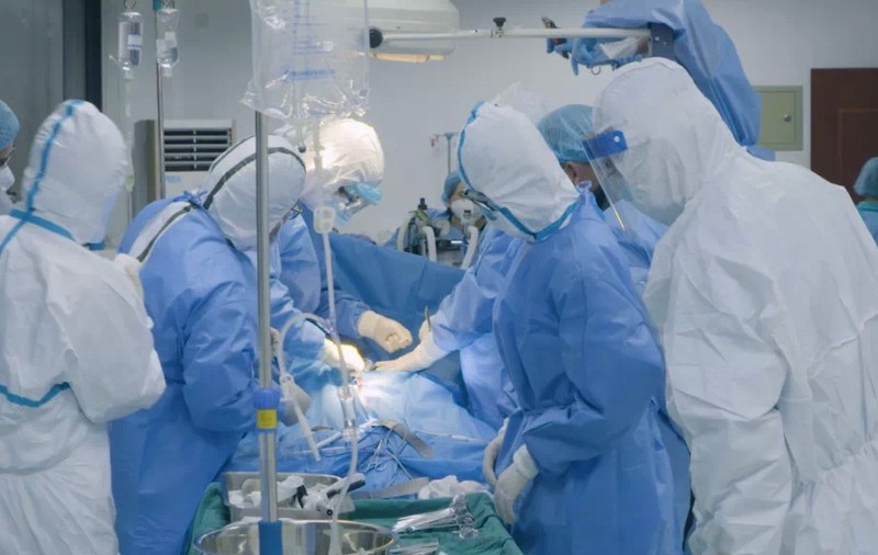 O echipă de medici din Târgu Mureș a reușit reconstrucția piciorului unei fetițe de 9 ani. Copila fusese lovită de un camion în timp ce mergea cu bicicleta
