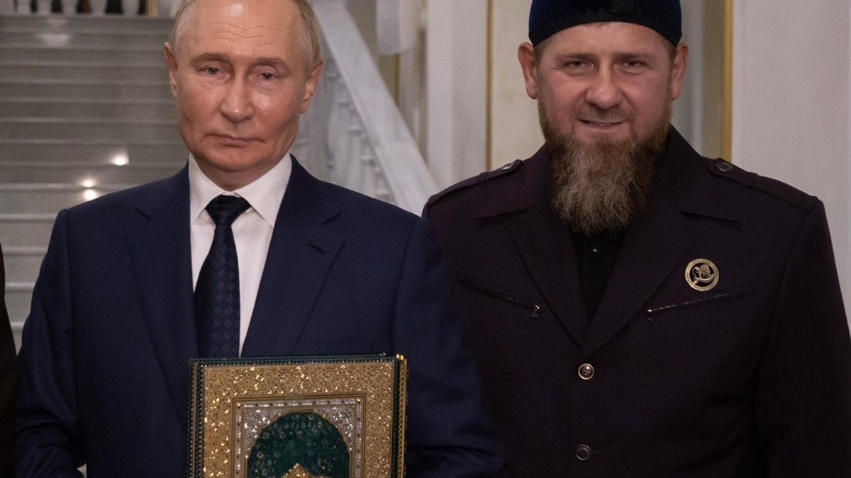 Vladimir Putin ține Coranul în mână, alături de Ramzan Kadîrov