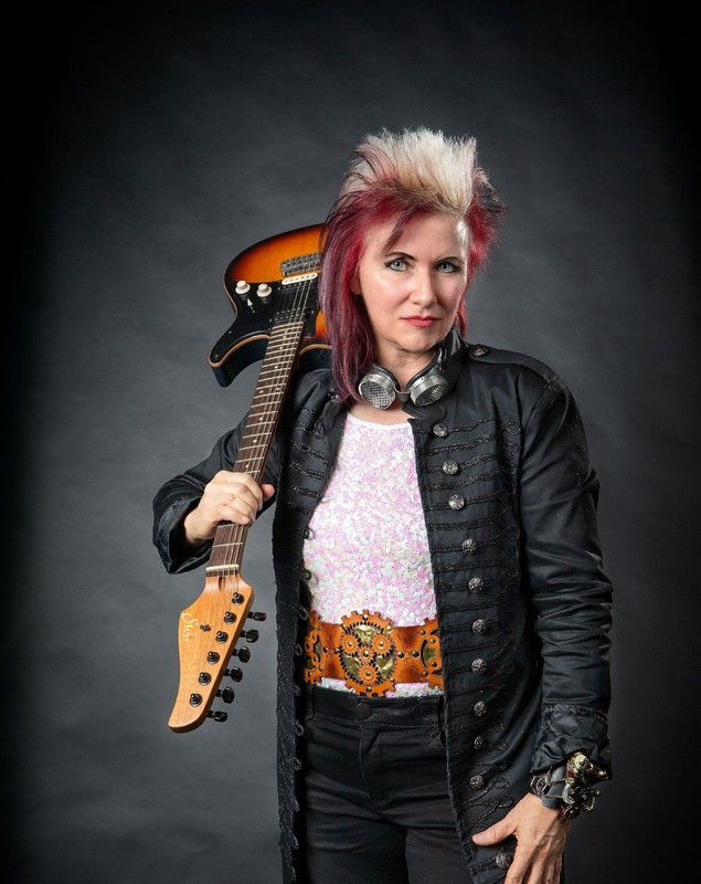 Jennifer Batten, chitarista lui Michael Jackson: „A ales să cânte la București pentru a ridica moralul românilor, care veneau după teribila perioadă a comunismului” 