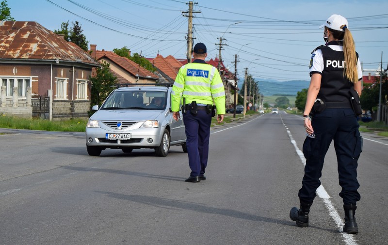 Cum scapă șoferii români cu datorii la stat de suspendarea permiselor, în urma războiului dintre PSD și Ilie Bolojan
