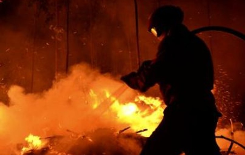 Două case din Vâlcea au luat foc. Pompierii s-au luptat trei ore cu flăcările