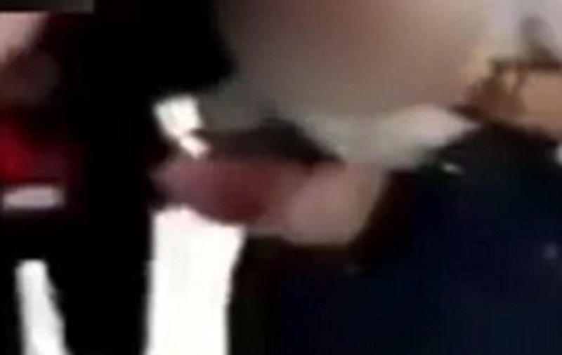 Un grup de atacatori au rupt hainele de pe o femeie, ca pedeapsă pentru adulter|VIDEO