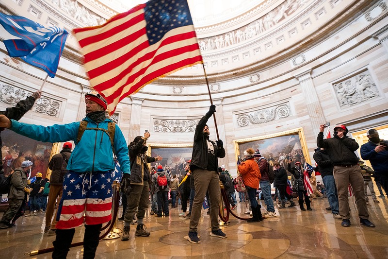 Susținătorii președintelui american Donald J. Trump, în rotunda Capitolului | Foto: EPA